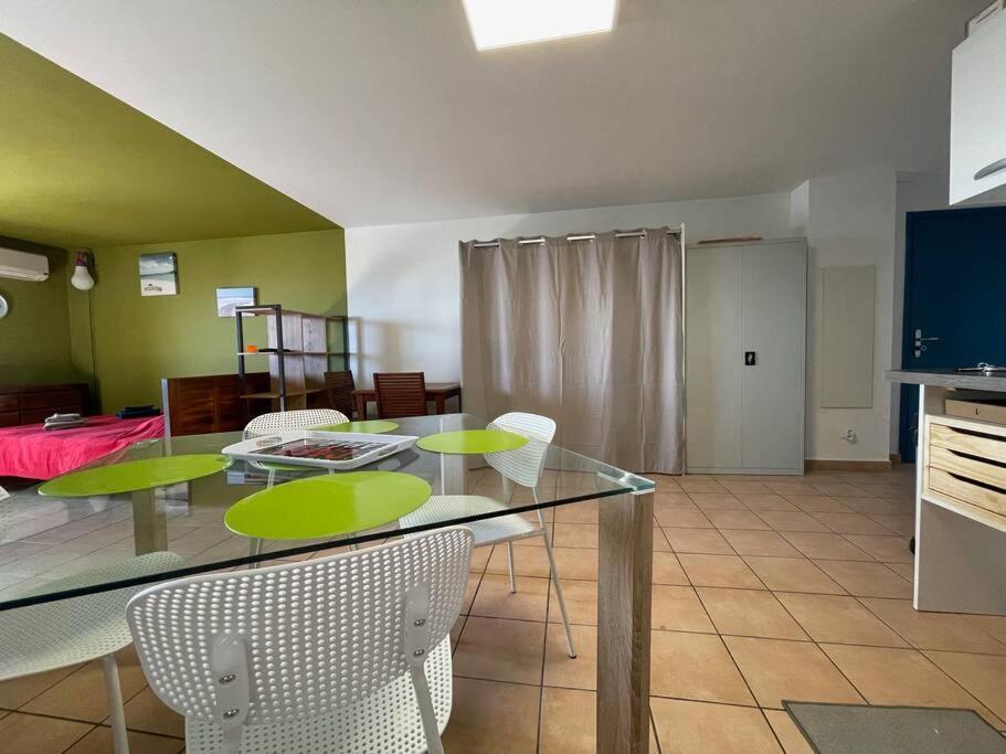 Immense Studio 51 Jusqu'A 4 Personnes Avec Vue Mer Сен-Дени Экстерьер фото