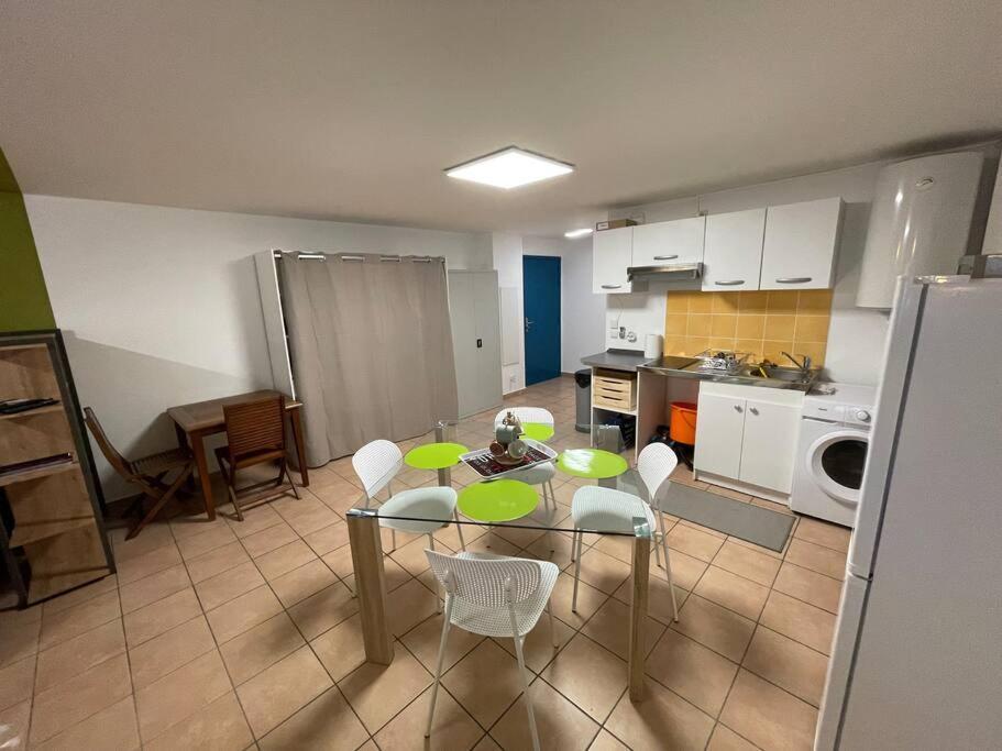 Immense Studio 51 Jusqu'A 4 Personnes Avec Vue Mer Сен-Дени Экстерьер фото